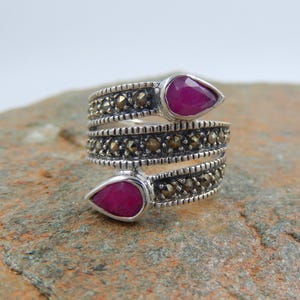 Bague en argent sterling ornée d'un rubis et de marcassite, perle en forme de larme, empilable
