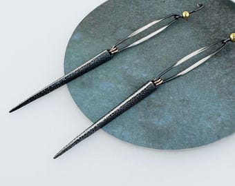 Felle sterlingzilveren stekeroorbellen: gouden vulling en bronsaccent