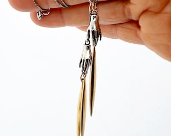 Hand met ganzenveerketting: sterlingzilver en Italiaans bronzen sieraden