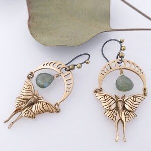 Boucles d'oreilles papillon Luna en bronze et phases de lune avec aigues-marines mousse vertes image 9