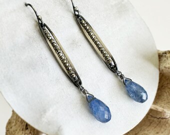 Boucles d'oreilles saphir bleu sur maillon ovale avec perles de pyrite - Boucles d'oreilles en argent sterling