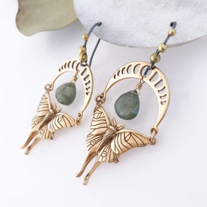 Boucles d'oreilles papillon Luna en bronze et phases de lune avec aigues-marines mousse vertes image 2
