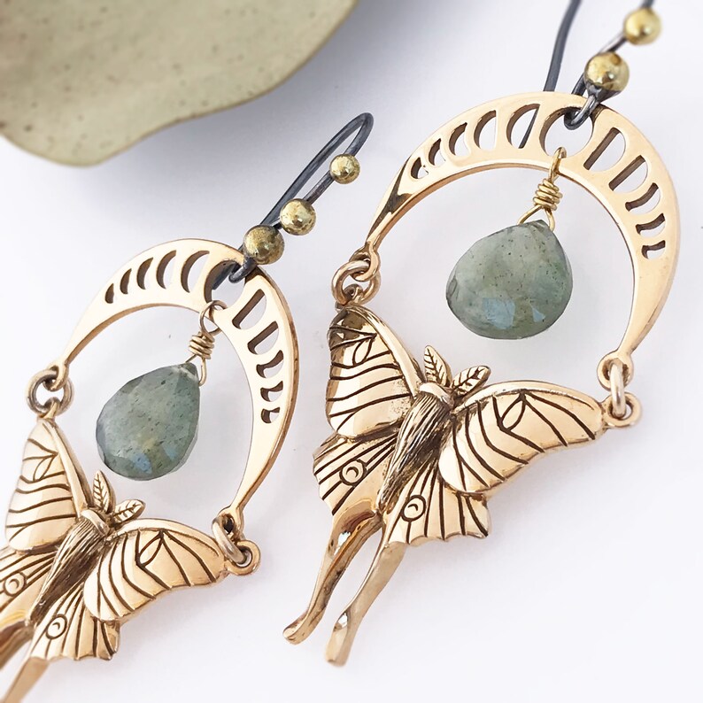 Boucles d'oreilles papillon Luna en bronze et phases de lune avec aigues-marines mousse vertes image 3