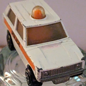toy Police car Patrol Rolamatics Matchbox Lesney 1975 #20 Range Rover white orange frost windows edge paint loss decal loss diecast 1/64 b99