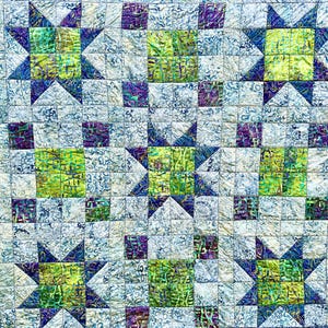 Puede incluir: Una colcha con un patrón de estrellas repetitivo construido a partir de cuadrados de tela. El diseño incorpora tonos de verde lima, morado intenso y azul real, sobre un fondo de tela azul claro y blanca con una textura jaspeada.