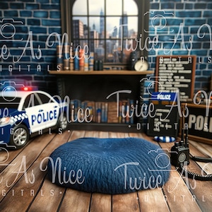 Puede incluir: Un coche de policía de juguete azul y blanco con la palabra "POLICE" en el lateral, un puf azul y un walkie-talkie en un suelo de madera con una pared de ladrillo de fondo.
