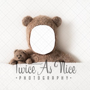 Pode incluir: Um traje de urso de tricô marrom com um espaço em branco para o rosto. O traje é usado por um bebê e tem um pequeno urso de pelúcia marrom em seus braços. O texto "Twice As Nice Photography" está na parte inferior da imagem.