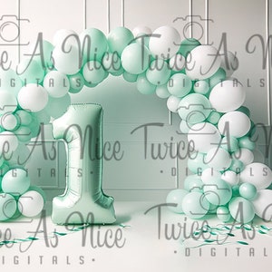 Op de afbeelding: Een groene en witte ballonboog met een grote groene ballon met het nummer één ervoor. De ballonnen zijn in een halve cirkelvorm gerangschikt. Op de achtergrond staat een witte taart met groene frosting en een witte en groene taarttopper op een witte rieten mand. De tekst "Twice As Nice Digitals" staat onderaan de afbeelding.