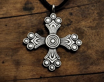 Colgante de cruz de plata y peltre de Gotland