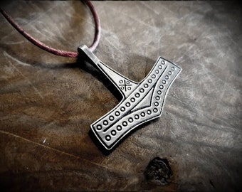 Réplique de collier avec pendentif marteau Mjölnir Thors