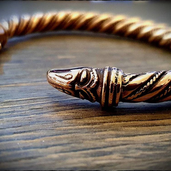 Anneau de bras de bracelet en bronze torsadé tête de corbeau viking