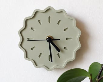 Mini-Wanduhr aus geriffeltem, geometrischem Acryl – Farngrün