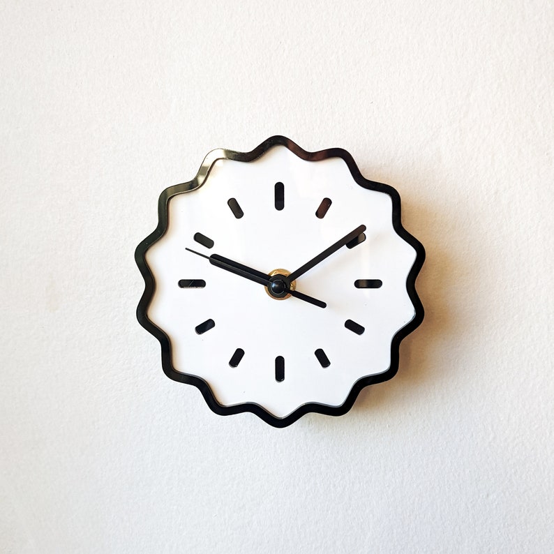 Mini reloj de pared acrílico geométrico estriado imagen 2