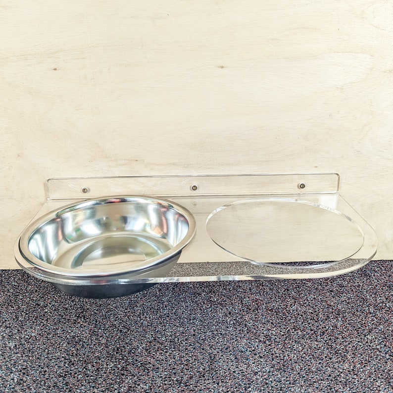 Pu&ograve; includere: Un supporto da parete in acrilico trasparente per ciotole per cibo e acqua per animali domestici con due ciotole in acciaio inossidabile.