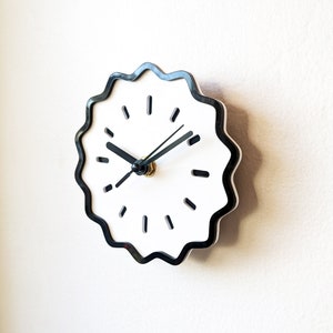 Mini reloj de pared acrílico geométrico estriado imagen 3