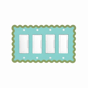 Könnte beinhalten: Eine dekorative Lichtschalterplatte mit vier weißen Lichtschaltern. Die Platte hat einen hellblauen Hintergrund mit einem grünen, wellenförmigen Rand. Die Schrauben sind silberfarben.