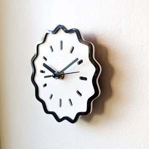 Mini reloj de pared acrílico geométrico estriado imagen 4