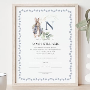 Plantilla editable de certificado de nombramiento de bebé niño. Certificado imprimible de ceremonia de nombramiento. Conejo con chaqueta azul. Día del nombramiento. Descargar Jet376.