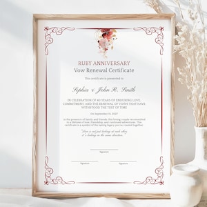 Op de afbeelding: Een certificaat voor de hernieuwing van huwelijksgeloften voor een robijnen jubileum in een lichthouten lijst. Het document bevat rode bloemaccenten, decoratieve hoekversieringen en de tekst: Ruby Anniversary Vow Renewal Certificate, Sophia & John R. Smith, 15 september 2027.