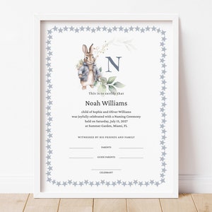 Plantilla editable de certificado de nombramiento de bebé niño. Certificado imprimible de ceremonia de nombramiento de conejo con chaqueta azul. Descarga Jet376.