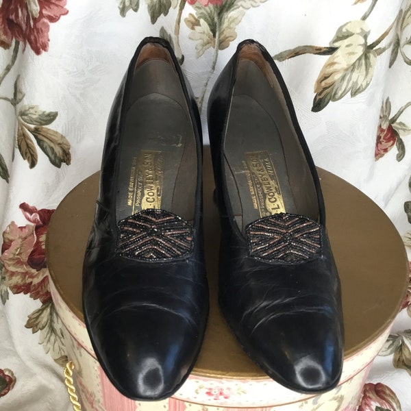 Zapatos antiguos de cuero negro de 1920 con adornos de cuentas