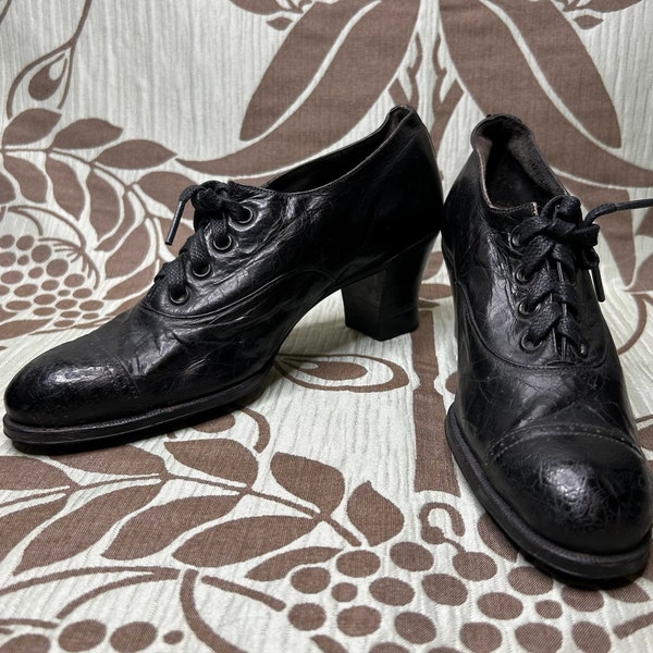 Antique Edwardian Ladies black leather lace up heeled shoes