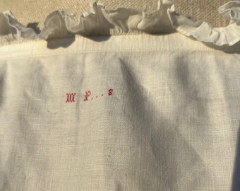 Chemise de nuit en coton blanc vintage antique, sous-vêtement, initiales au point de croix rouge, décolleté à volants, manches courtes