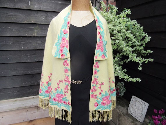 Vintage crewelwork cape pale yellow with floral em