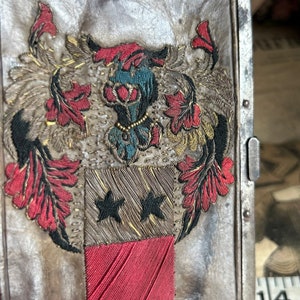 Antiek Victoriaans geborduurd leren kaarthouder heraldisch ontwerp metallic borduurwerk