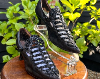 Sapatos antigos vitorianos de couro preto com contas e recortes