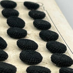 Antieke zwarte stoffen knopen met metalen schacht op originele kaart met een diameter van 12 mm