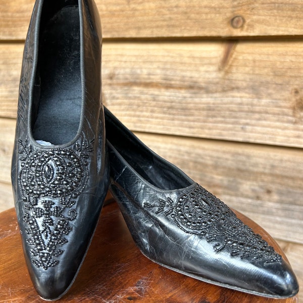 Zapatos eduardianos antiguos de cuero negro con decoración de cuentas de vidrio negro