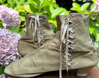 アンティーク 1860 年代 ブルー シルク ウェディング ブーツ サイド レース 丸みのあるスクエア トゥ