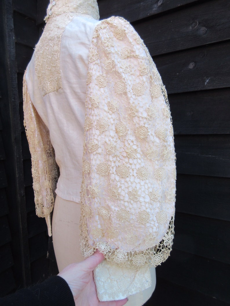 Vintage Victorian Edwardian cream cotton /& crochet lace high neck blouse