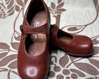 chaussures vintage pour enfant en cuir marron Kiltie par Norvic jamais portées pour la présentation