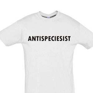 Puede incluir: Camiseta blanca con el texto "ANTISPECIESIST" impreso en negro.