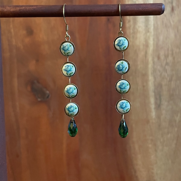 Boucles d'oreilles vintage fleurs sarcelle du Japon, base en laiton, avec briolette Swarovski verte. Fait main, Orfèvrerie