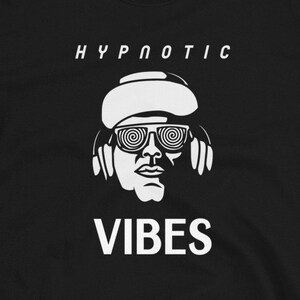 Hypnotic Vibes EDM DJ met koptelefoon, House Music, Techno, Drum n Bass, Hardstyle, Hard Dance, Rawstyle, Hardcore, Junglist, DJ cadeau shirt