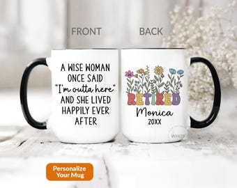 Könnte beinhalten: Ein weißer Keramikbecher mit schwarzem Henkel und Rand. Eine Seite zeigt den schwarzen Text: A WISE WOMAN ONCE SAID "I'm outta here" AND SHE LIVED HAPPILY EVER AFTER. Die andere Seite zeigt bunte Wildblumen über dem Wort RETIRED, Monica und 20XX.