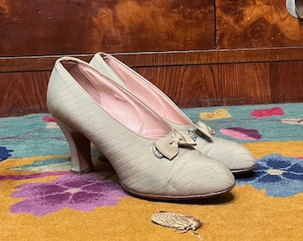 1930s pale pastel green shoes —