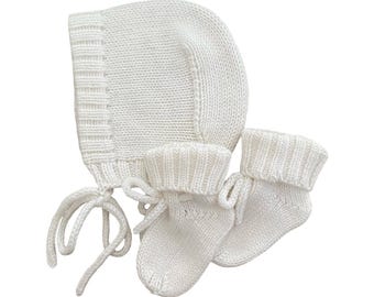 Newborn Knit Gift Set: Baby Bonnet and socks. Pure cashmere wool.