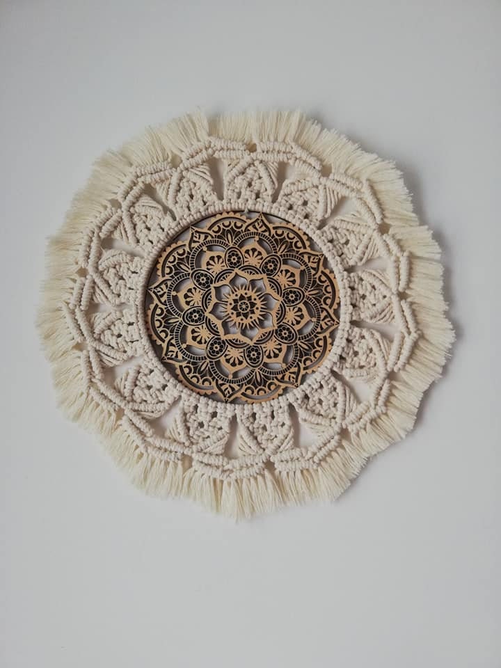 Mandala en Bois Sculpté et Macramé Fait Main