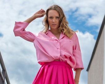 PRÊT À L'EXPÉDITION Chemise rose Villanelle / Chemise en satin rose / Chemise boutons recouverts / Chemisier rose oversize / Chemisier rose de luxe / Rose surdimensionné