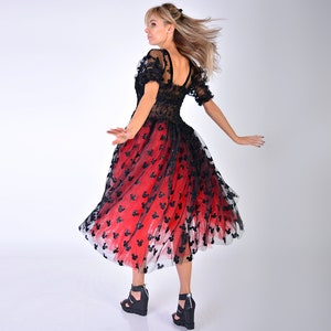 Rotes italienisches Tüll-Muster-Kleid / rotes und schwarzes Muster-Kleid / Tüll-Kleid mit modernem Wildleder-Muster / rotes und schwarzes kurzes Kleid