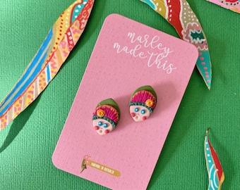 Mini GUMNUT BABIES STUDS - Orecchini a bottone in argilla polimerica con facce di fiori di gomma australiani