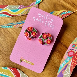 Native australische Gum Blüten auf rosa Basis - Polymer Clay Ohrstecker 2cm x 2cm rund