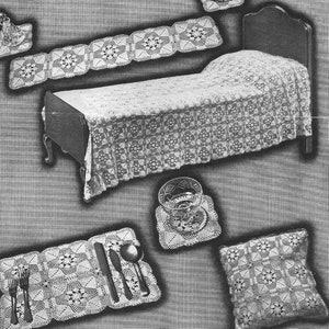 Può includere: Immagine in bianco e nero che mostra una collezione di oggetti all'uncinetto. L'immagine include un letto con una coperta all'uncinetto, un cuscino, tovagliette con posate e sottobicchieri. L'uncinetto presenta un motivo floreale ripetuto.