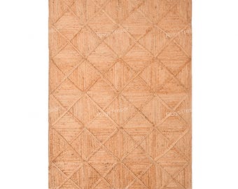 Puede incluir: Una alfombra rectangular de yute en tono natural, con un patrón geométrico de diamantes. El diseño presenta formas de diamantes interconectadas, creando una superficie texturizada. Adecuada para varios estilos de decoración interior.