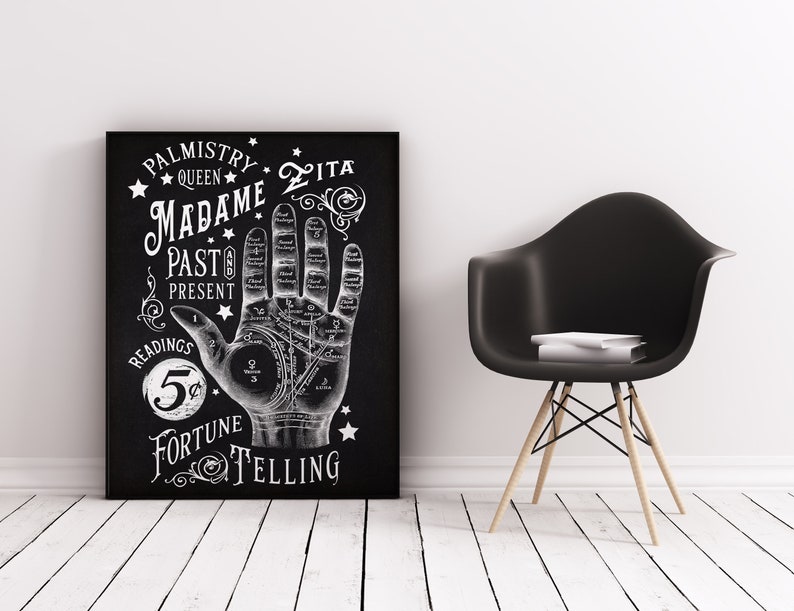 Puede incluir: P&oacute;ster vintage en blanco y negro con una ilustraci&oacute;n de lectura de la palma de la mano. El p&oacute;ster dice "Palmistry Queen Zita Madame Past & Present Readings 5&cent; Fortune Telling".