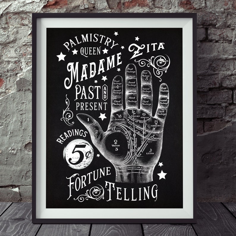 Puede incluir: Un cartel vintage en blanco y negro que anuncia lecturas de la palma de la mano. El cartel presenta una mano con l&iacute;neas y marcas, y el texto "PALMISTRY QUEEN ZITA MADAME PAST AND PRESENT READINGS 5&cent; FORTUNE TELLING".